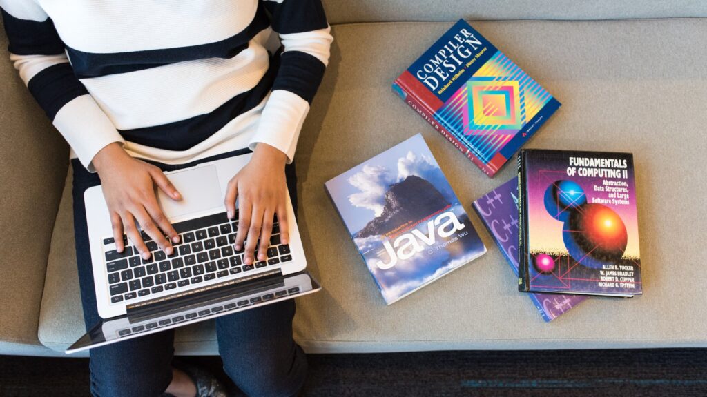 Apple สนับสนุนการเรียนรู้ด้านการเขียนโปรแกรมและ STEM